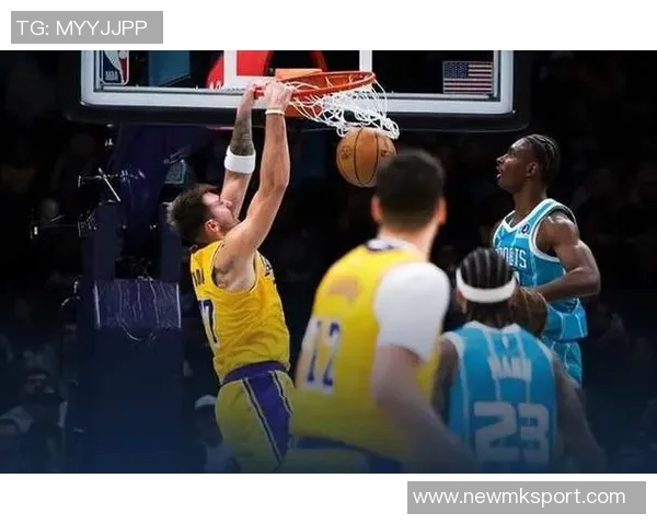 墨菲上半场表现抢眼6投5中贡献13分4篮板3助攻1抢断并罚球4中3 墨菲上半场表现抢眼6投5中贡献13分4篮板3助攻1抢断并罚球4中3